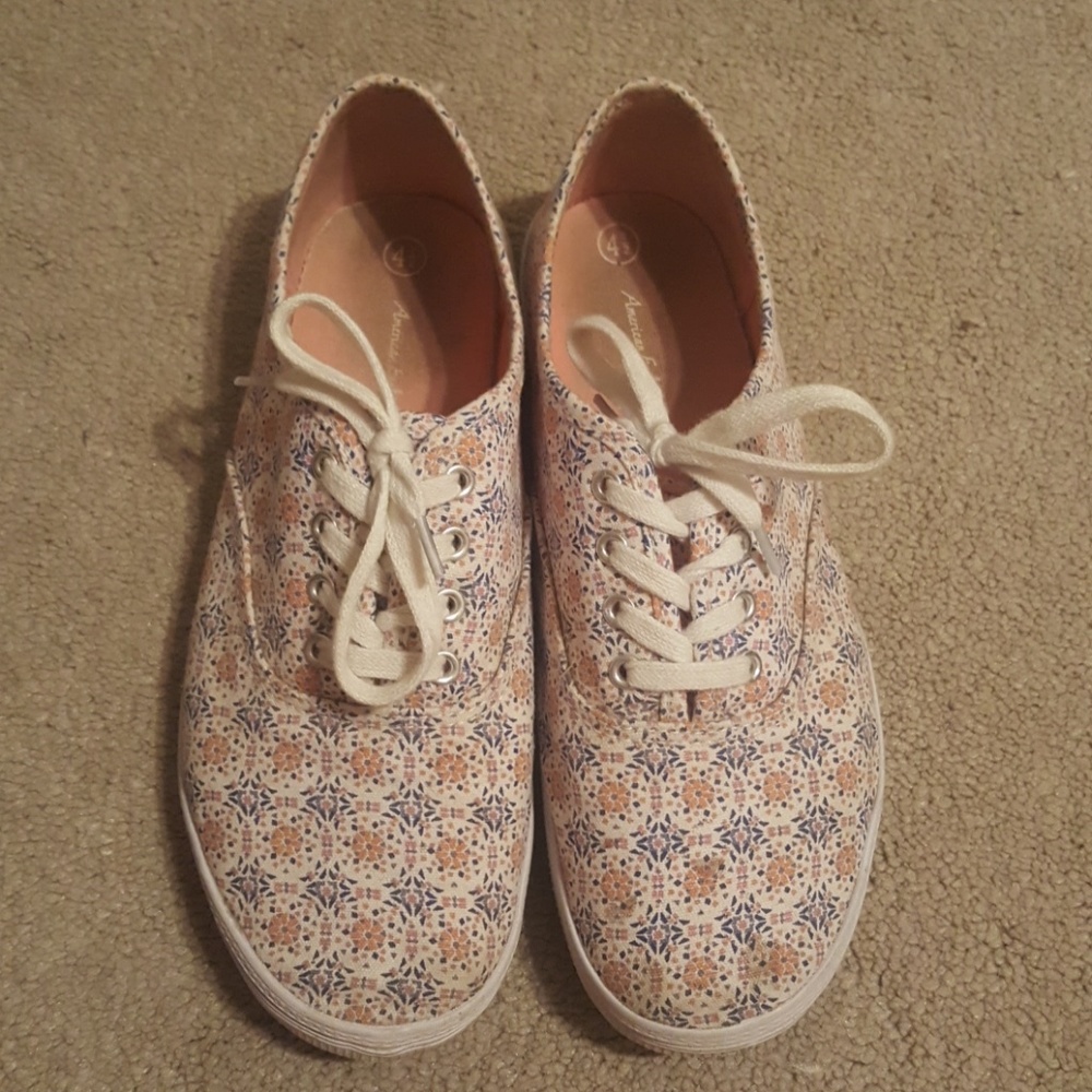 Cute American Eagle youth size 4 1/2 shoes